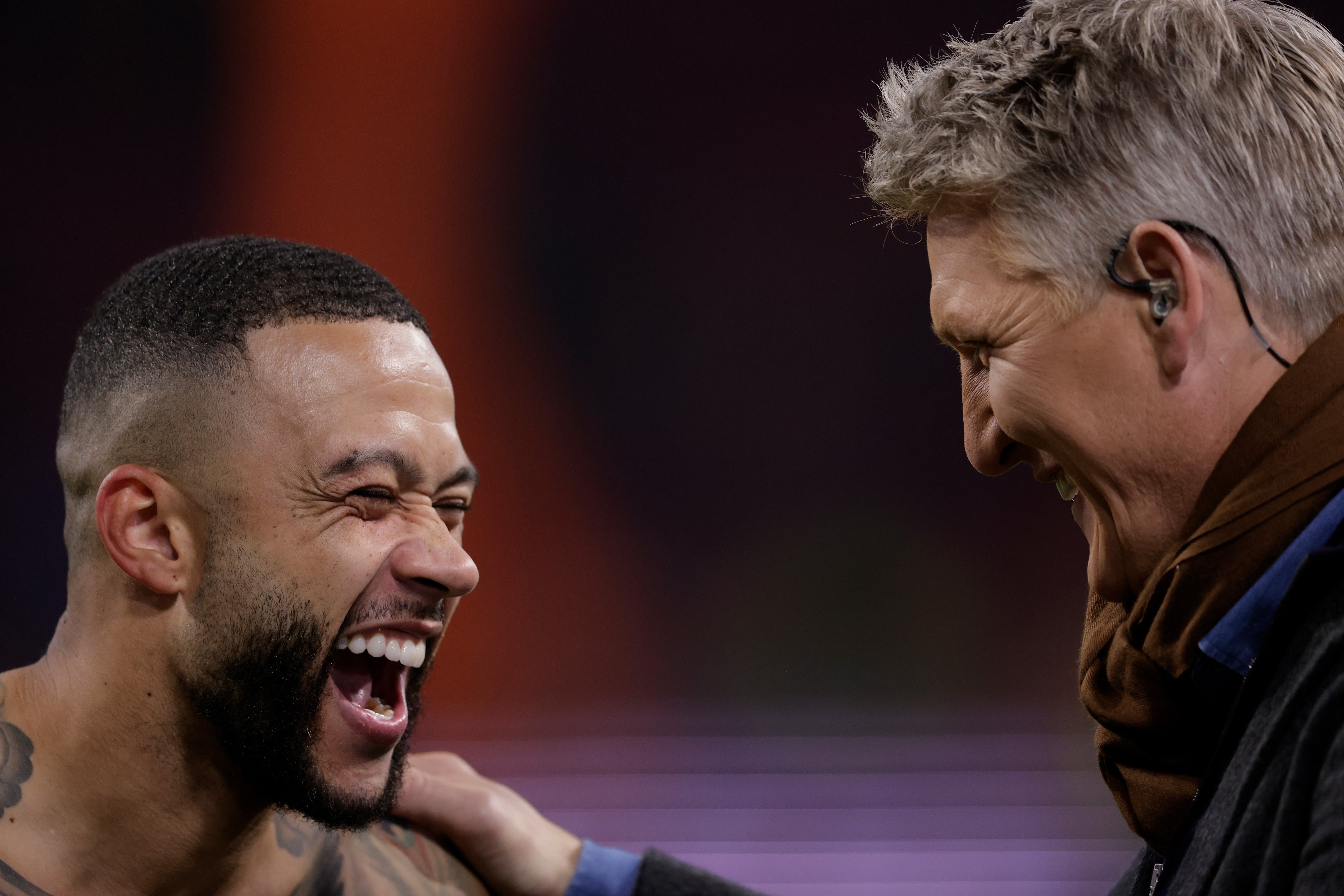Bastian Schweinsteiger (rechts) in gesprek met Memphis Depay. Beiden lachend langs de lijn – een moment dat contrasteert met de privéperiode waarin de oud-wereldkampioen zich momenteel bevindt.