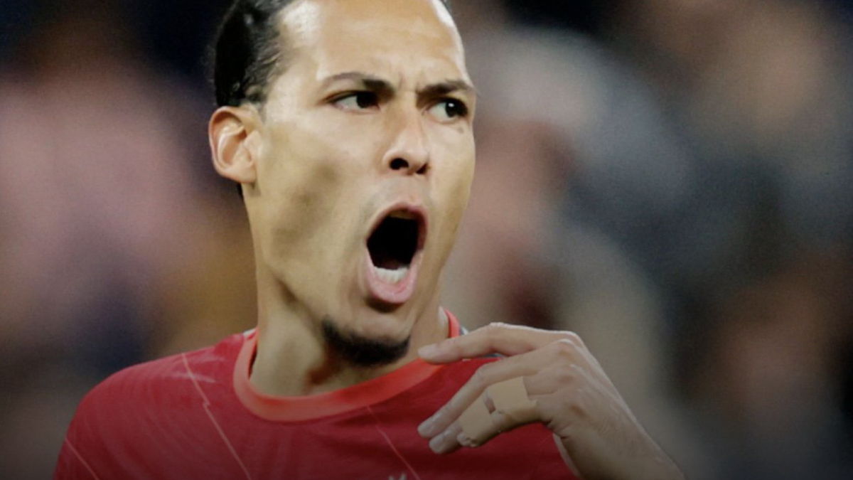 Virgil van Dijk in actie bij Liverpool, een van de Premier League-sterren die binnenkort ook in Noord-Korea te zien is.