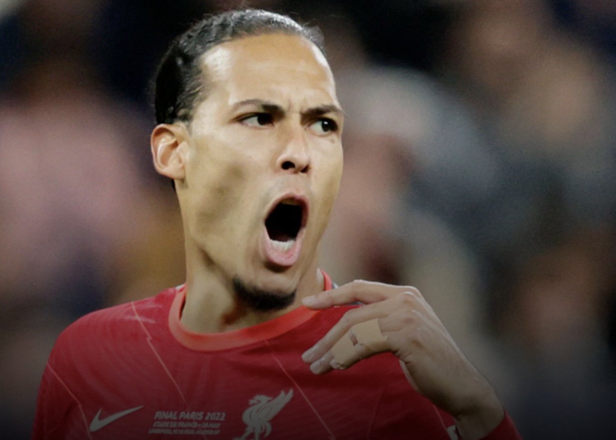 Virgil van Dijk in actie bij Liverpool, een van de Premier League-sterren die binnenkort ook in Noord-Korea te zien is.