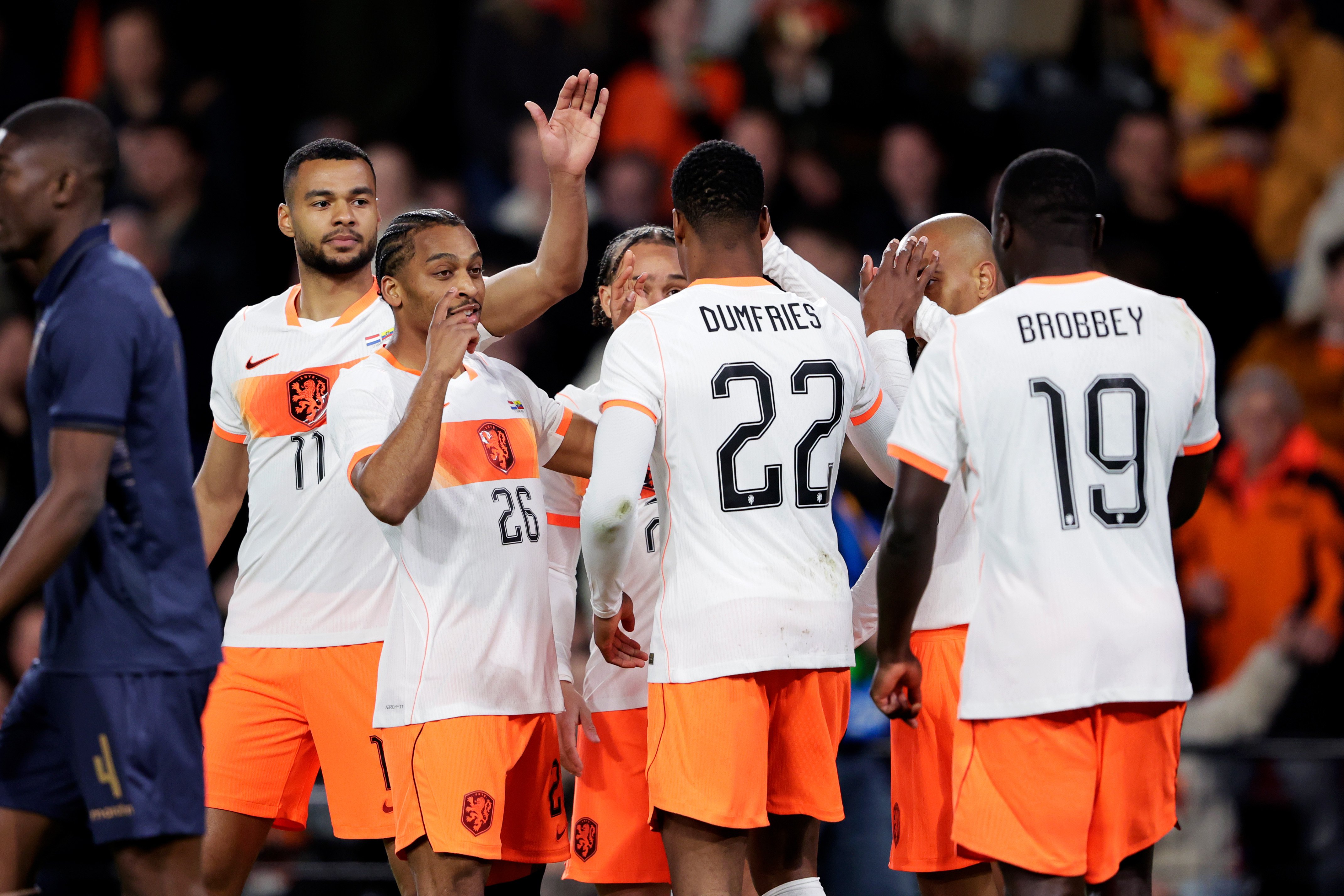 Bizarre rode kaart Dumfries in oefenduel zorgt voor woede bij fans