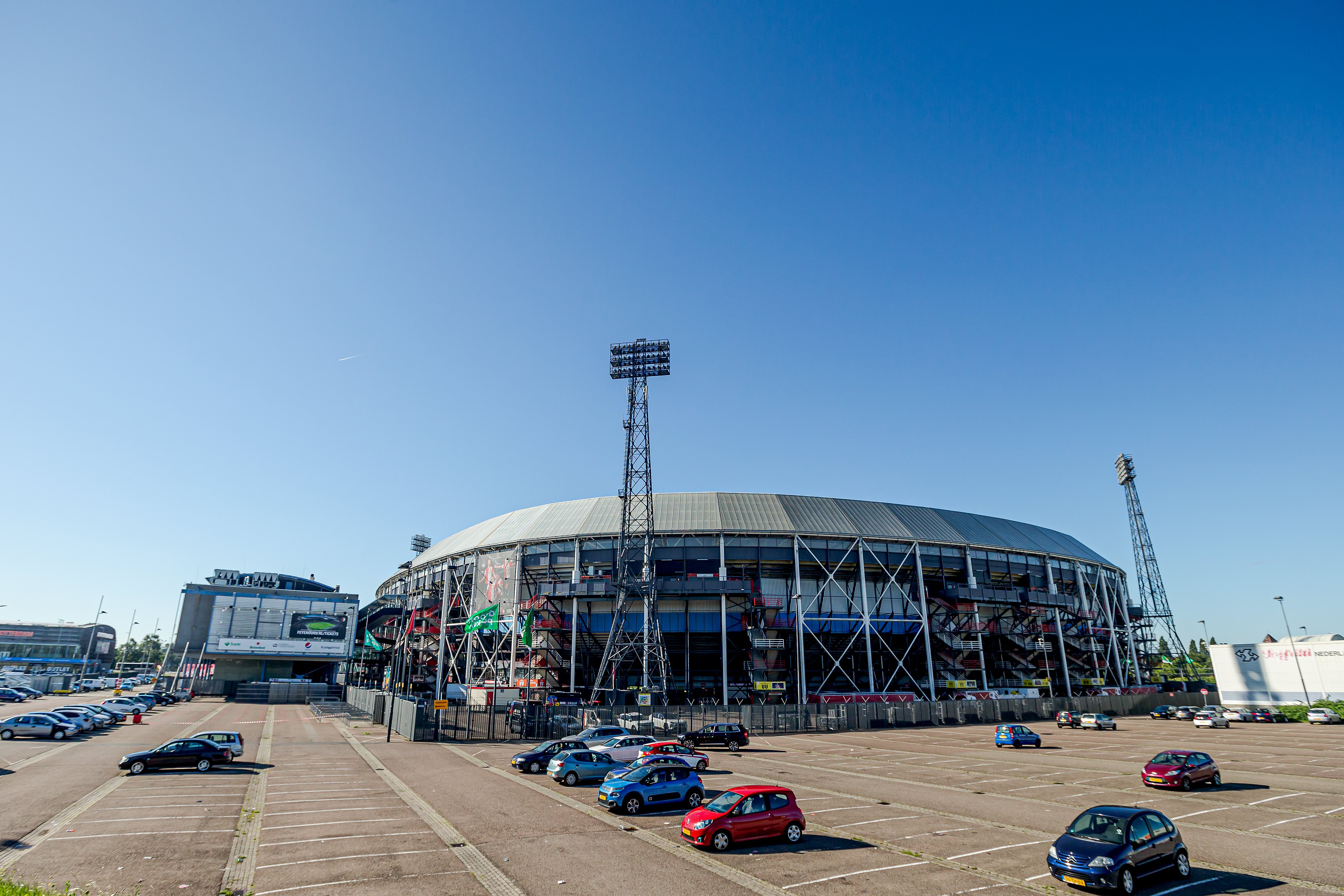 De Kuip is voor Feyenoord meer dan een stadion: terwijl op het veld wordt gestreden om Champions League-plaatsen, ligt achter de schermen de focus op eigendom, rust en de toekomst van de club.