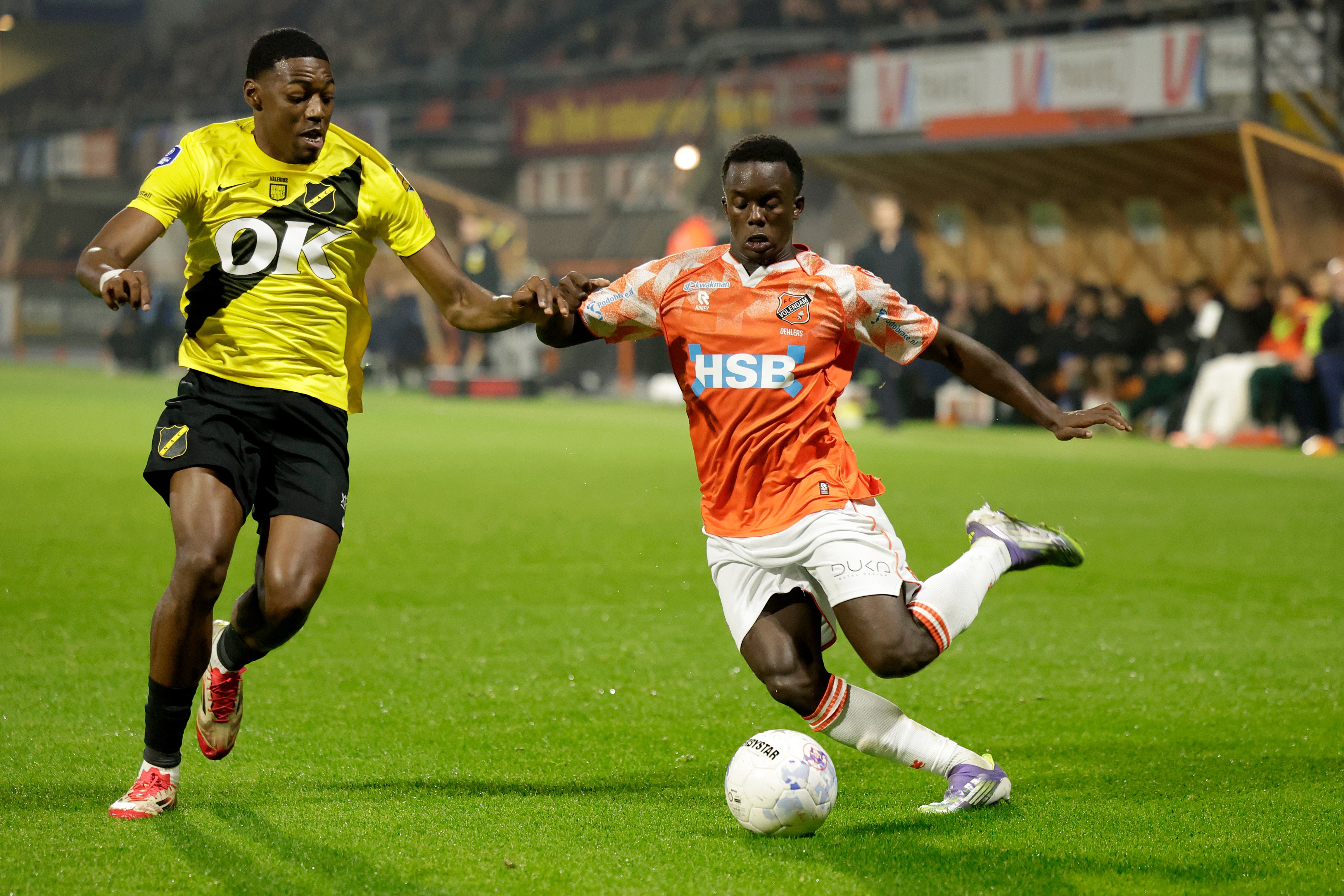 Cherrion Valerius (NAC Breda) in duel met Aurelio Oehlers (FC Volendam) tijdens de eerdere ontmoeting dit seizoen, die in Volendam in 2-1 eindigde voor de thuisploeg.
