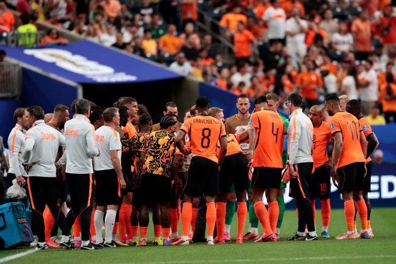 Het Nederlands elftal overlegt tijdens de veelbesproken 'hydration break'