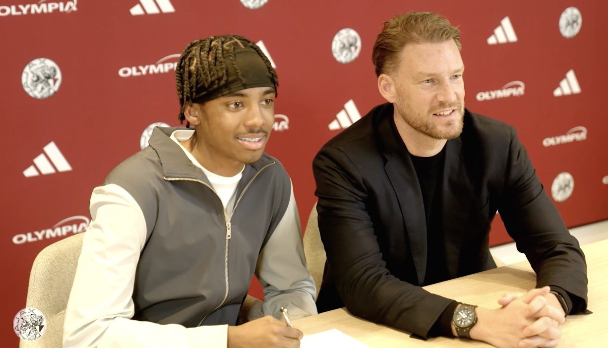 Paulo da Silva zet zijn handtekening onder zijn contract bij Ajax. De achttienjarige spits geldt als een aankoop voor de toekomst en past in de bredere lijn waarin Ajax deze winter inzet op jonge spelers met groeipotentie.