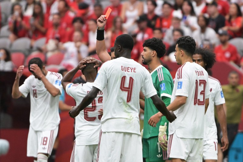 Assim Madibo krijgt rood na zijn overtreding op Ismael Kone