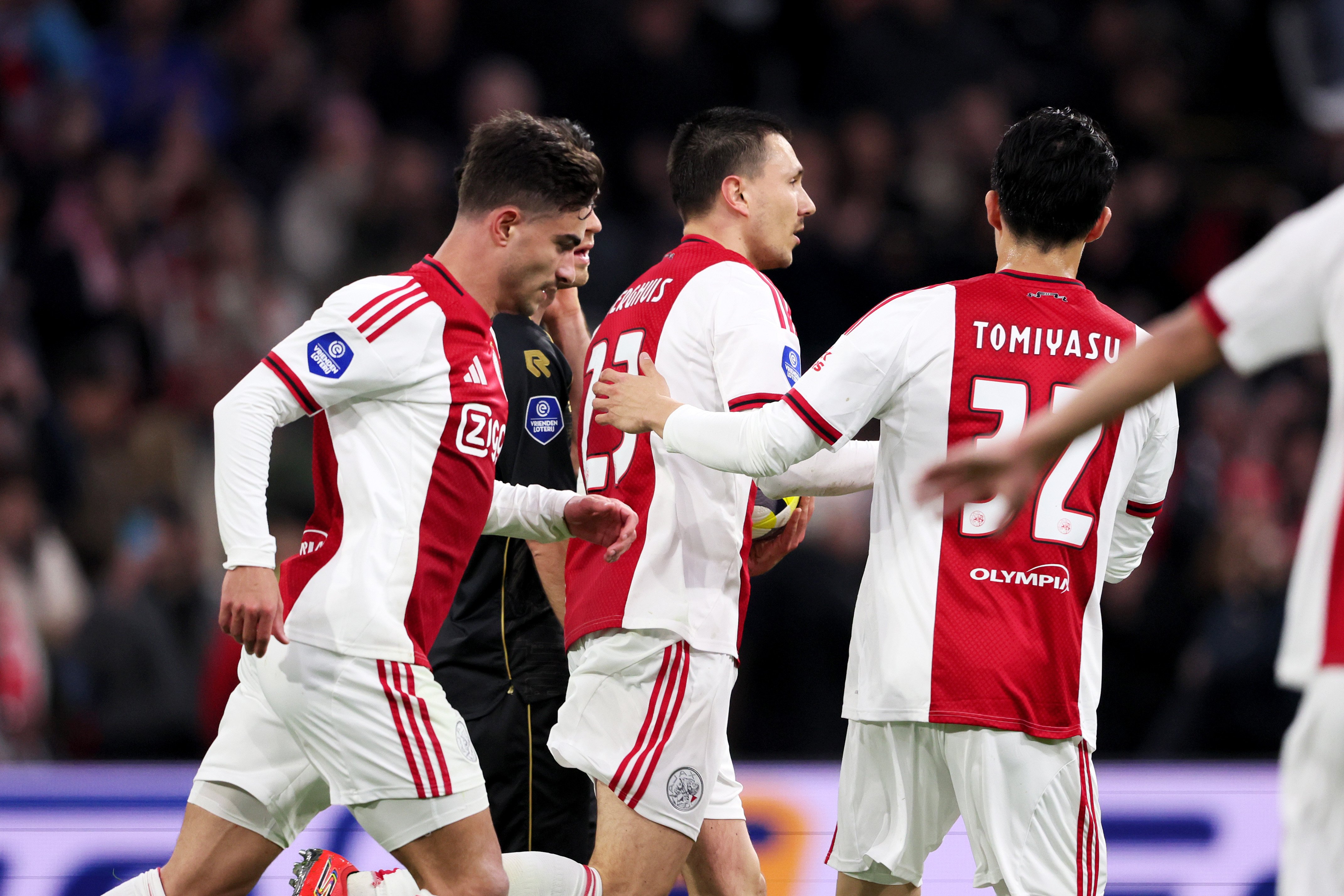 VIDEO-GOAL: Eigen doelpunt Kitolano helpt Ajax aan voorsprong