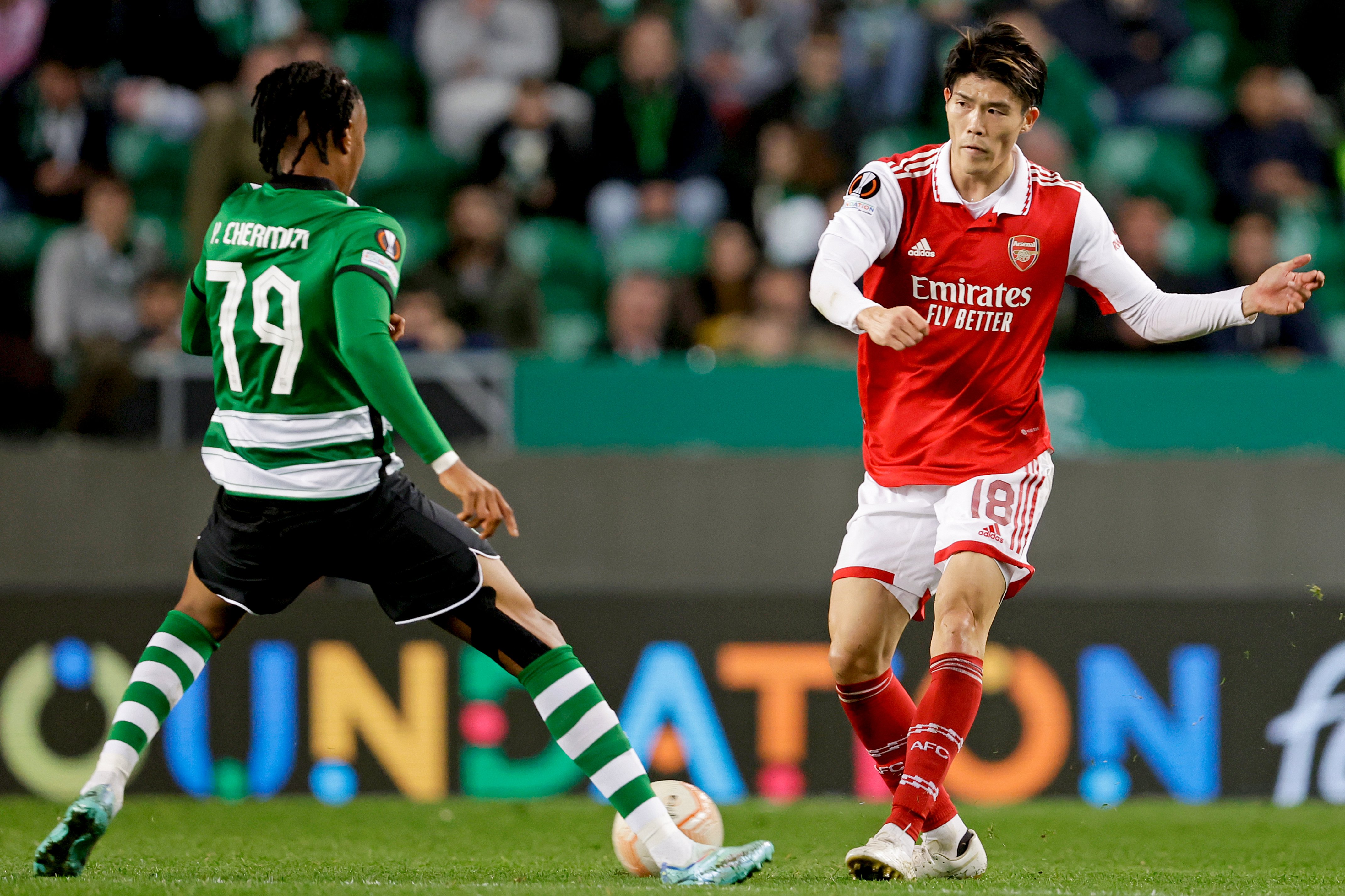 Tomiyasu (rechts) in actie voor Arsenal in de Champions League tegen Sporting CP Lissabon