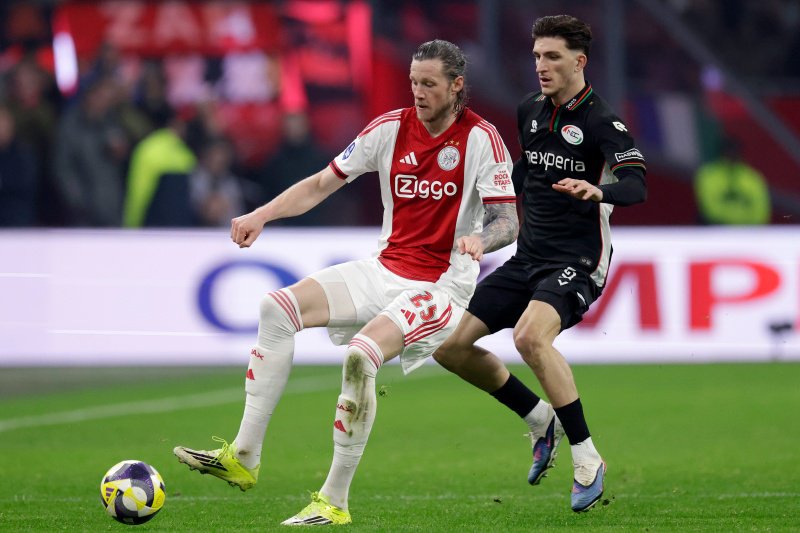 Ahmetcan Kaplan in duel met Ajax-spits Wout Weghorst