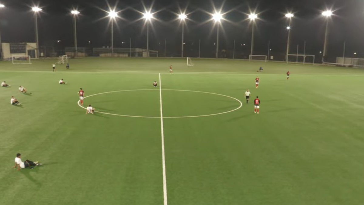 De spelers van Manchester 62 gaan direct na het eerste fluitsignaal zitten uit protest tegen hun eigen clubleiding.