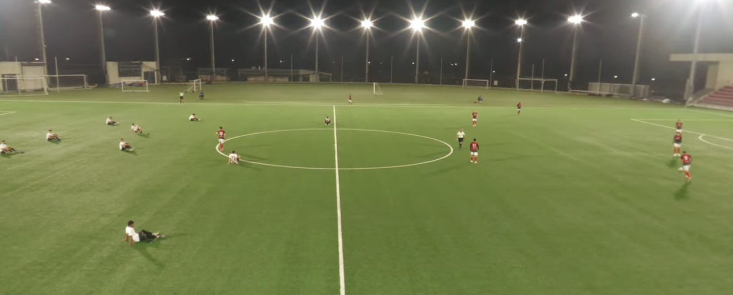 De spelers van Manchester 62 gaan direct na het eerste fluitsignaal zitten uit protest tegen hun eigen clubleiding.