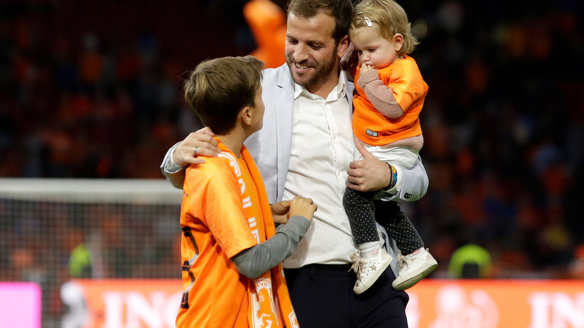 Van der Vaart met zijn beide kinderen in de Arena. Damian speelt net als vader Rafael vroeger bij Ajax