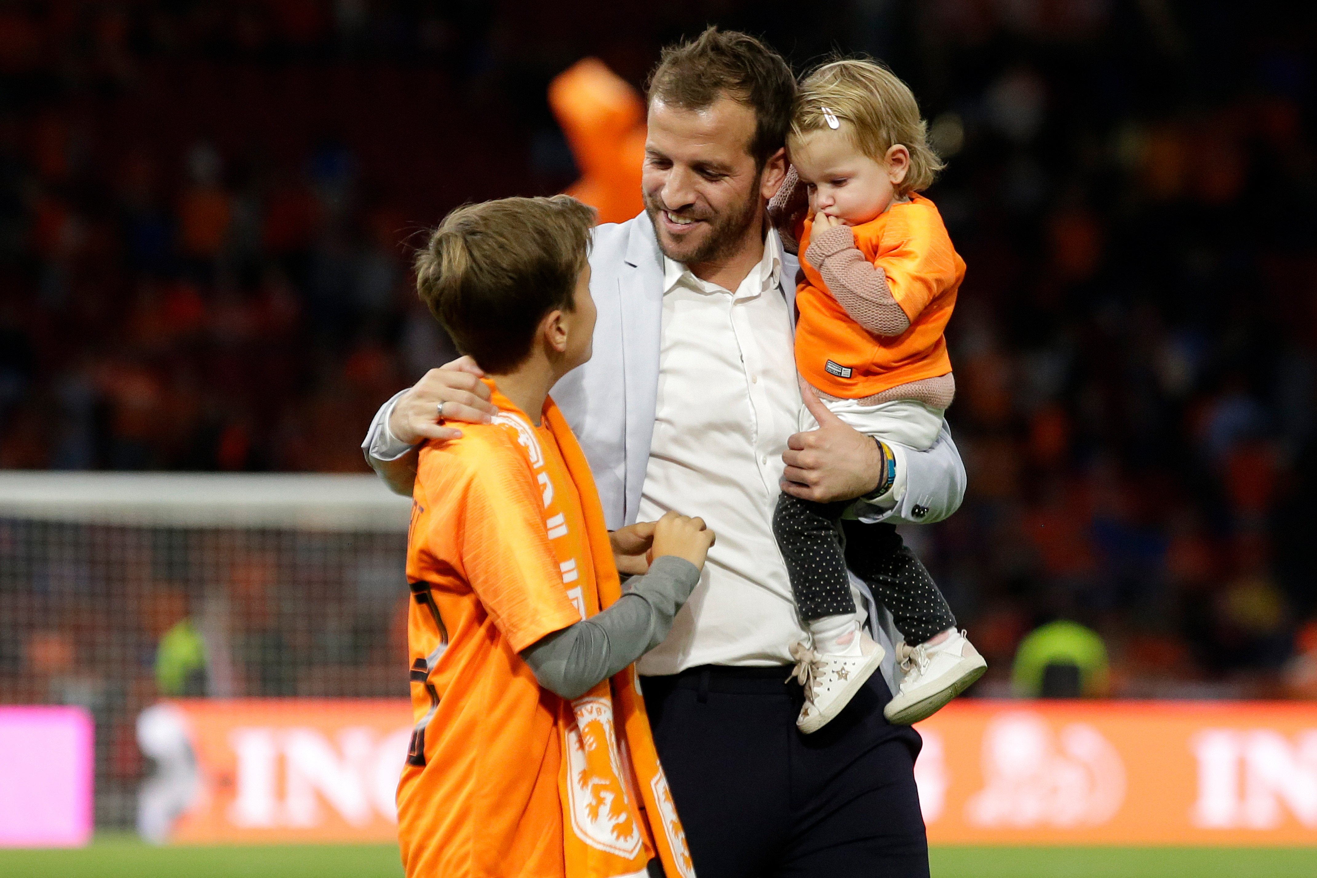 Van der Vaart met zijn beide kinderen in de Arena. Damian speelt net als vader Rafael vroeger bij Ajax
