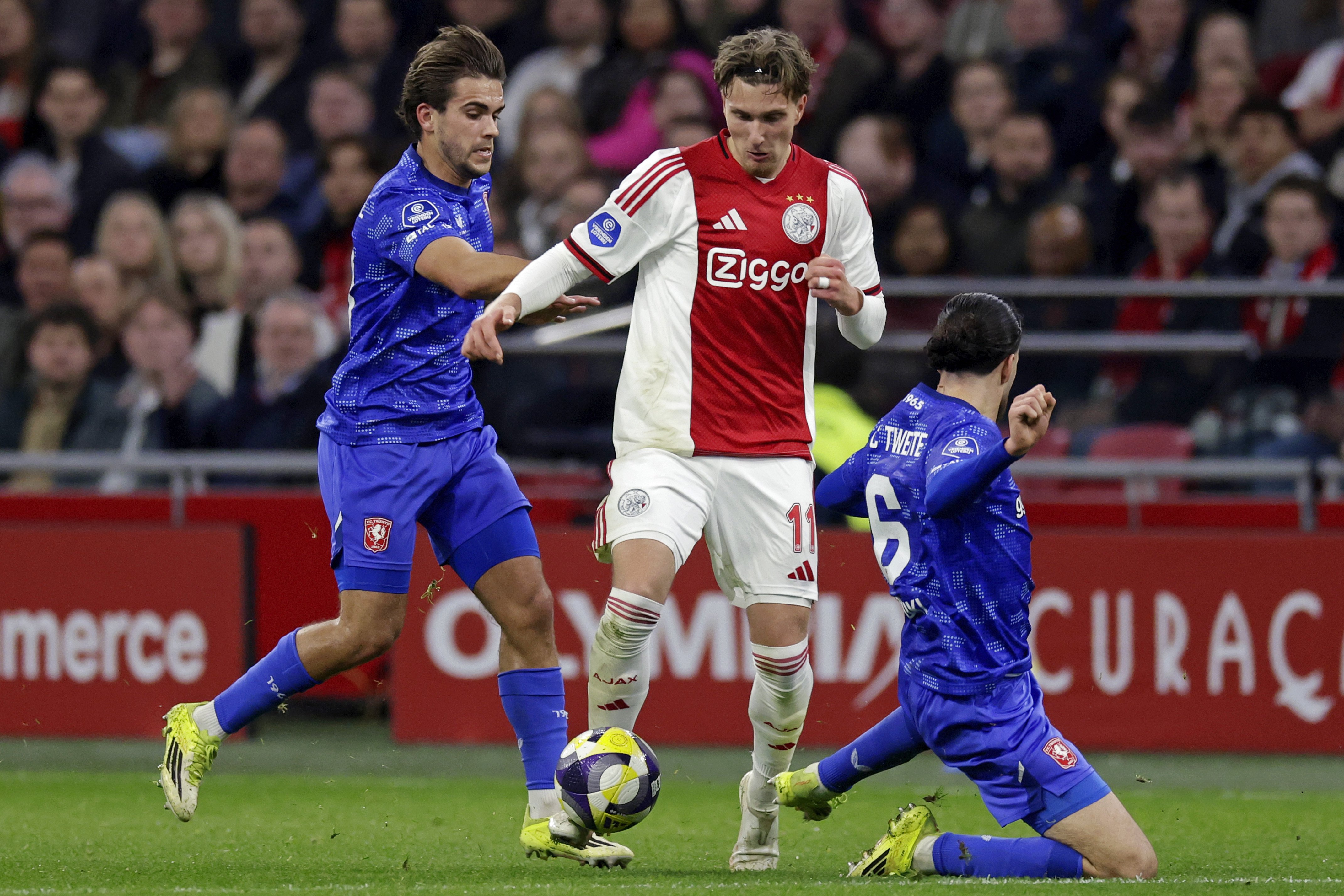 Kijkers ergeren zich aan Ajax-speler: wie denkt die gozer dat hij is?