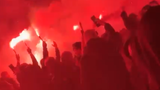 Mooie beelden: PSV-fans  ontvangen spelersbus met veel  vuurwerk