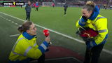 In de rust van AZ - Almere City werd steward Priscilla langs de zijlijn ten huwelijk gevraagd door haar vriendin Chantal.