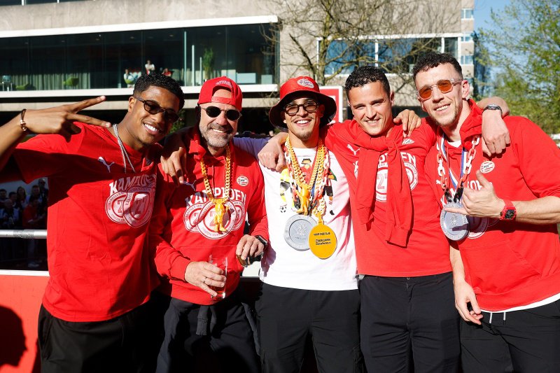 PSV-spelers en stafleden Peter Bosz en Ibrahim Affelay tijdens de huldiging