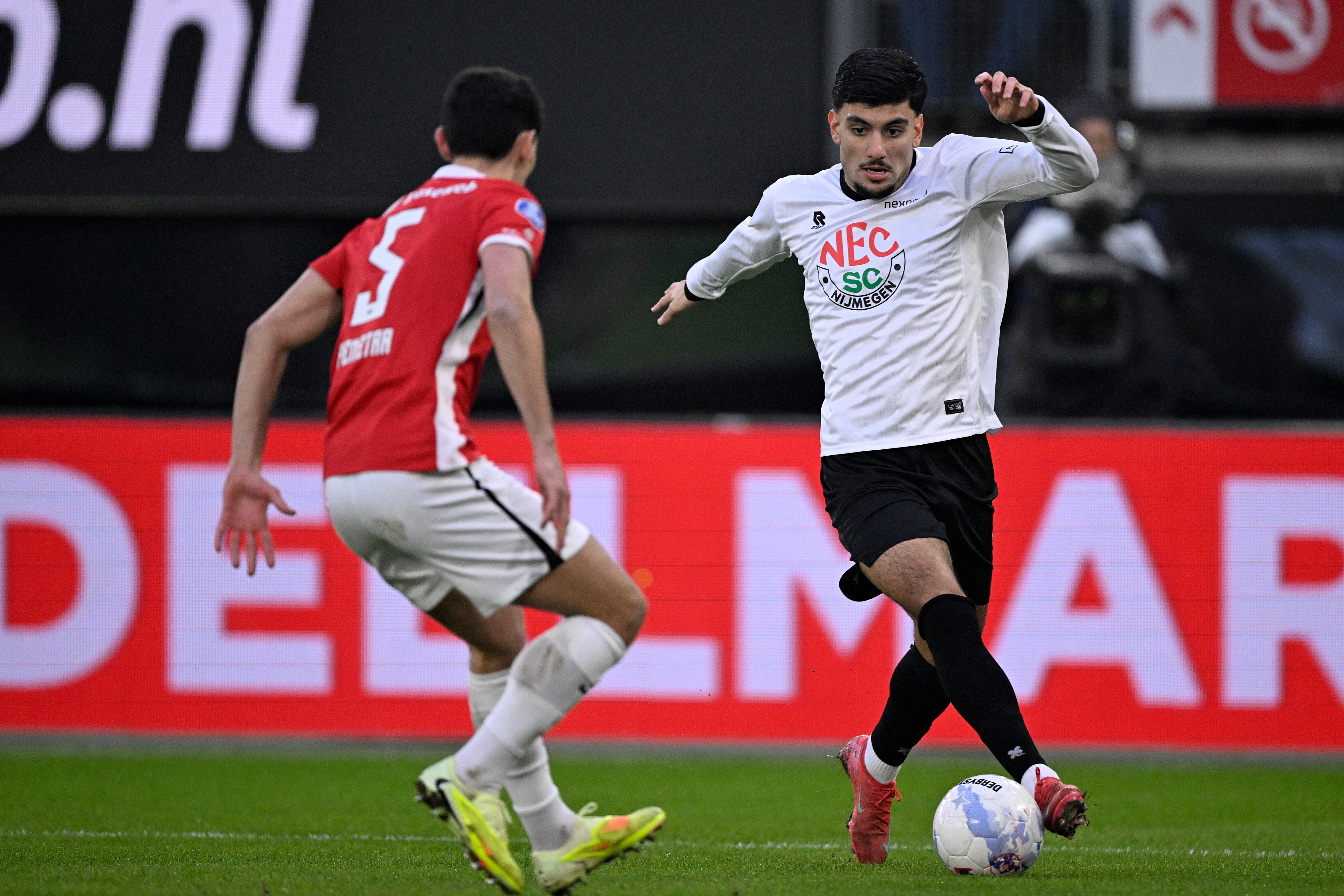 Het duel tussen Penetra (links) en Önal werd één van de meest besproken momenten van AZ–NEC.