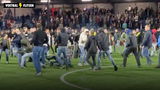 Rellen na Telstar – FC Den Bosch: vechtpartij op het veld escaleert volledig, ME grijpt in. Eén persoon gewond. Bekijk de beelden en lees de achtergronden op Voetbalflitsen.nl.