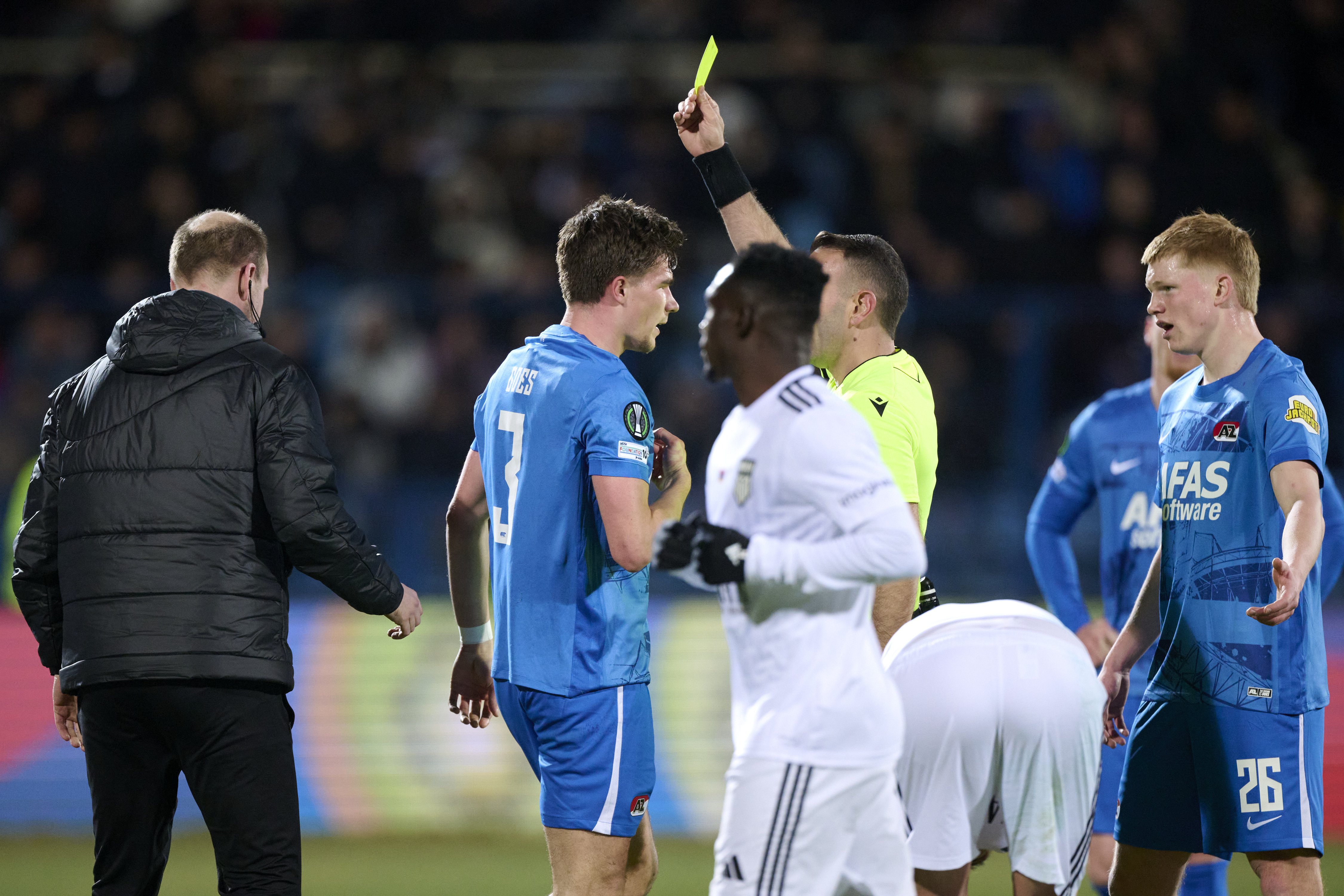 Orel Grinfeeld toont Wouter Goes van AZ de gele kaart in het Conference League-duel in Jerevan tegen FC Noah.