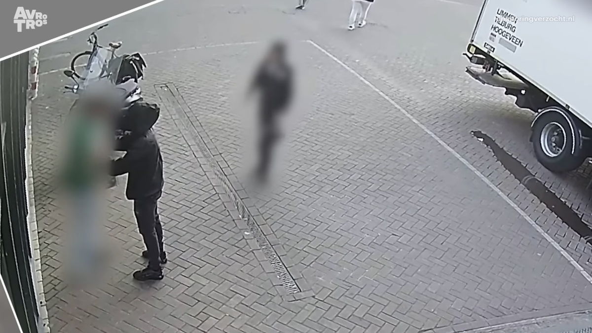 Beelden uit Opsporing Verzocht tonen de dader die het slachtoffer na een korte woordenwisseling hard tegen de grond werkt.