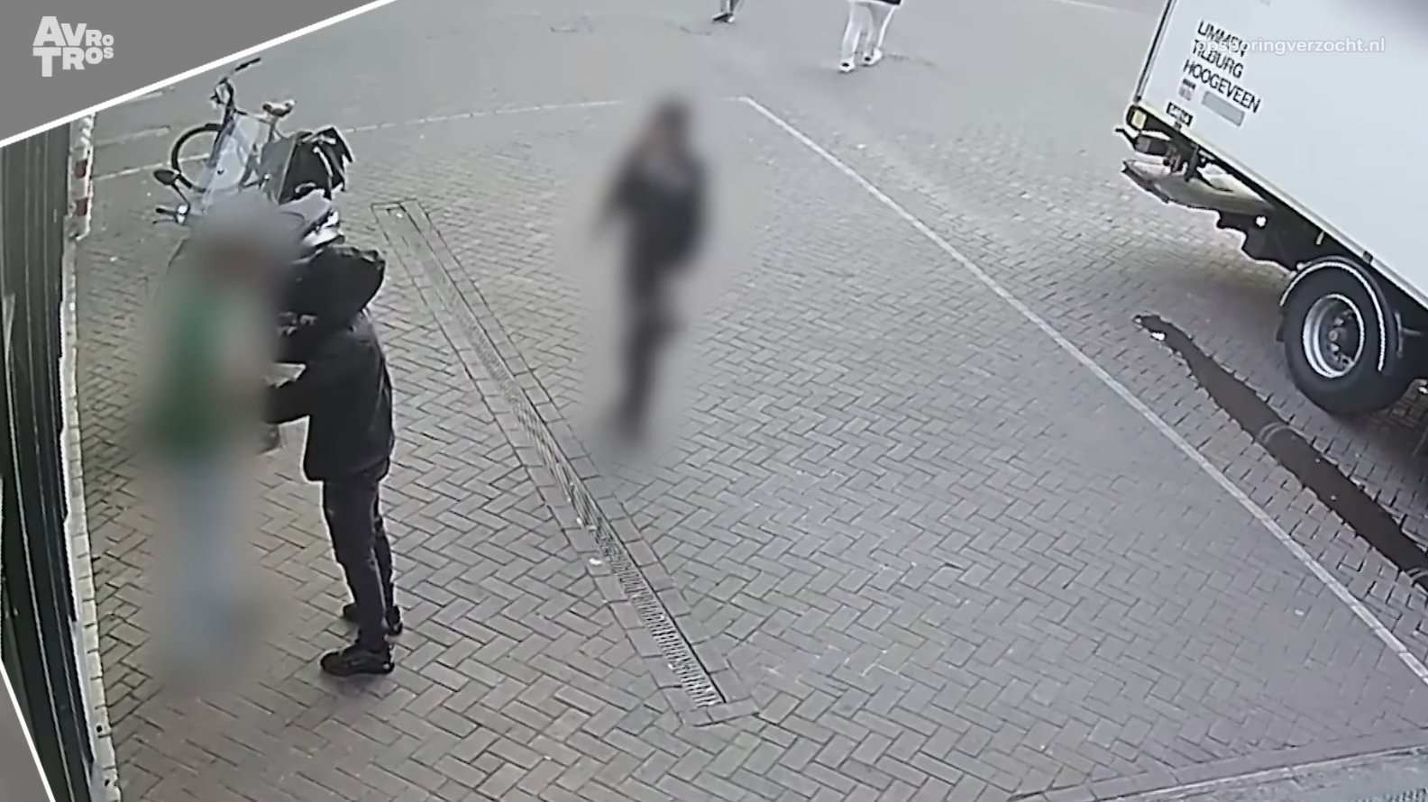 Beelden uit Opsporing Verzocht tonen de dader die het slachtoffer na een korte woordenwisseling hard tegen de grond werkt.