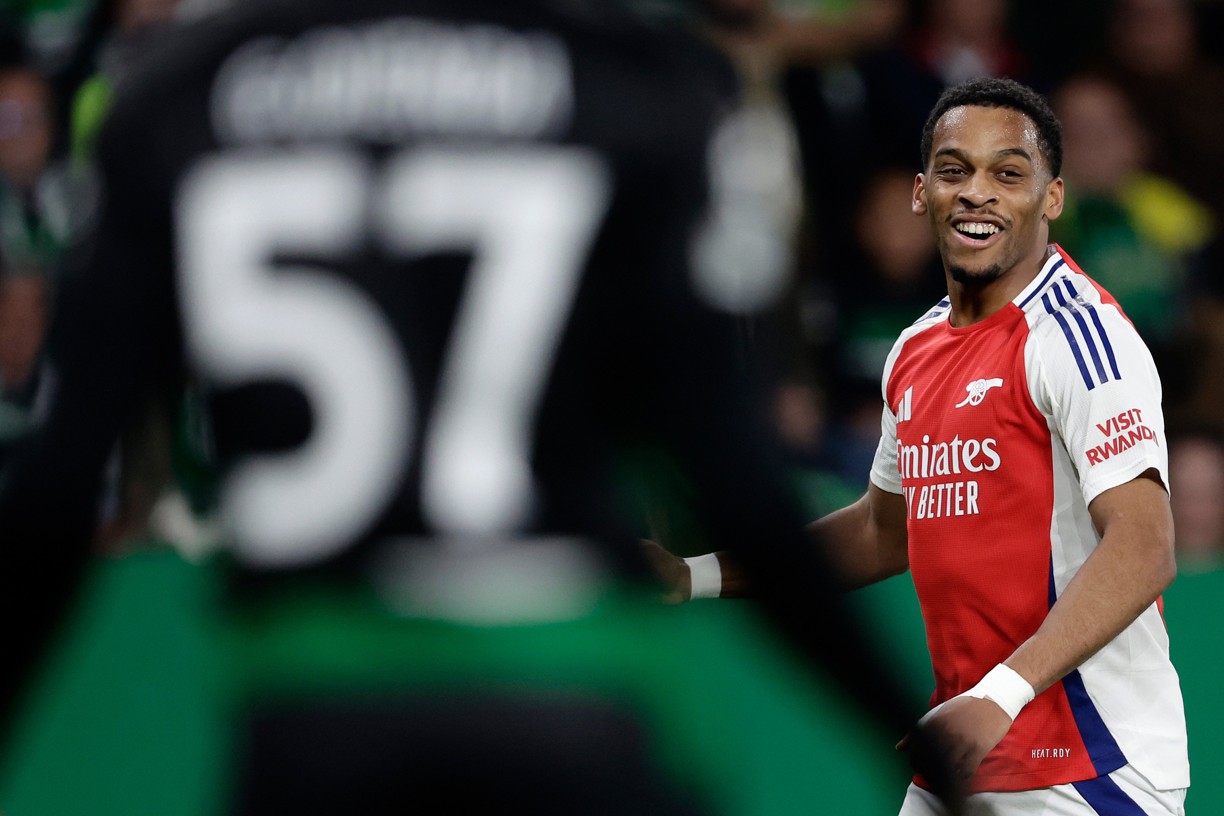 Jurriën Timber tijdens een wedstrijd van Arsenal, waarmee hij op zaterdag op bezoek gaat bij AFC Bournemouth in de Premier League.