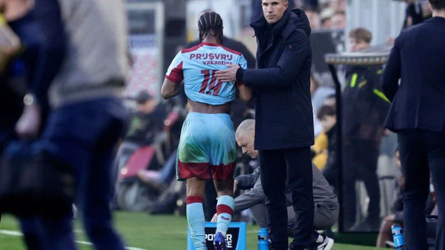 Maandag moet Feyenoord bepalen of Van Persie nog houdbaar is