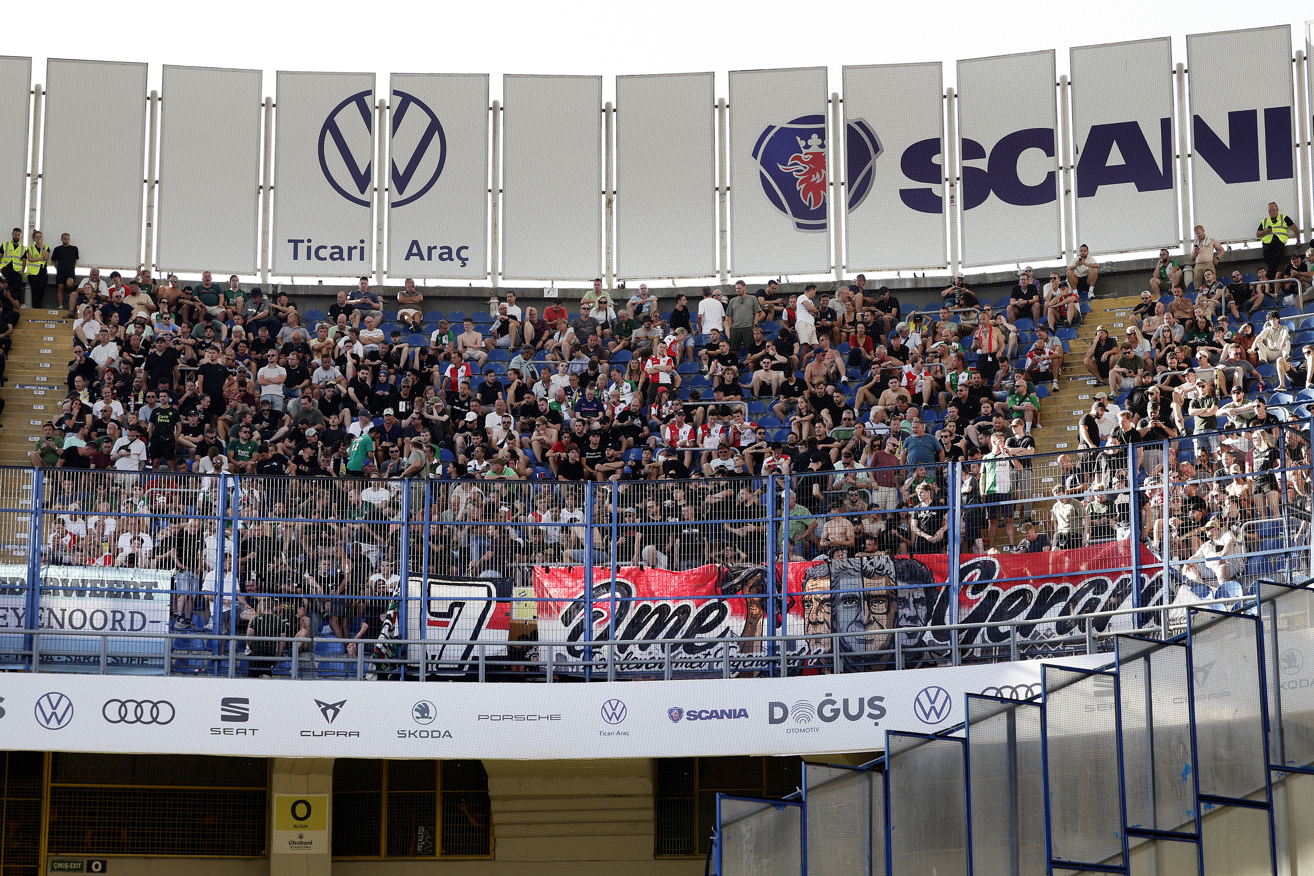 Uitvak vol Feyenoord-fans tegen Fenerbahce