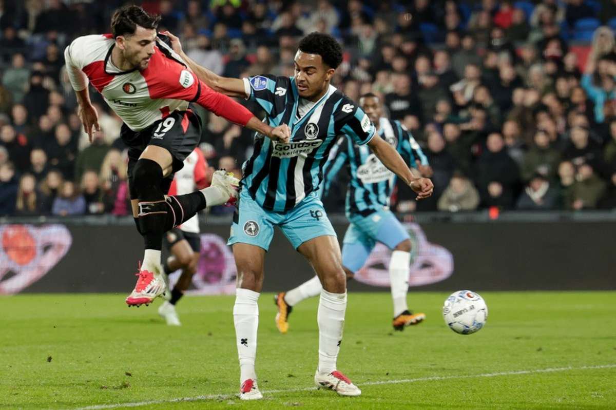 Marvin Young in actie voor Sparta Rotterdam: De verdediger staat in de belangstelling van PSV, maar een akkoord tussen beide clubs blijft vooralsnog uit.