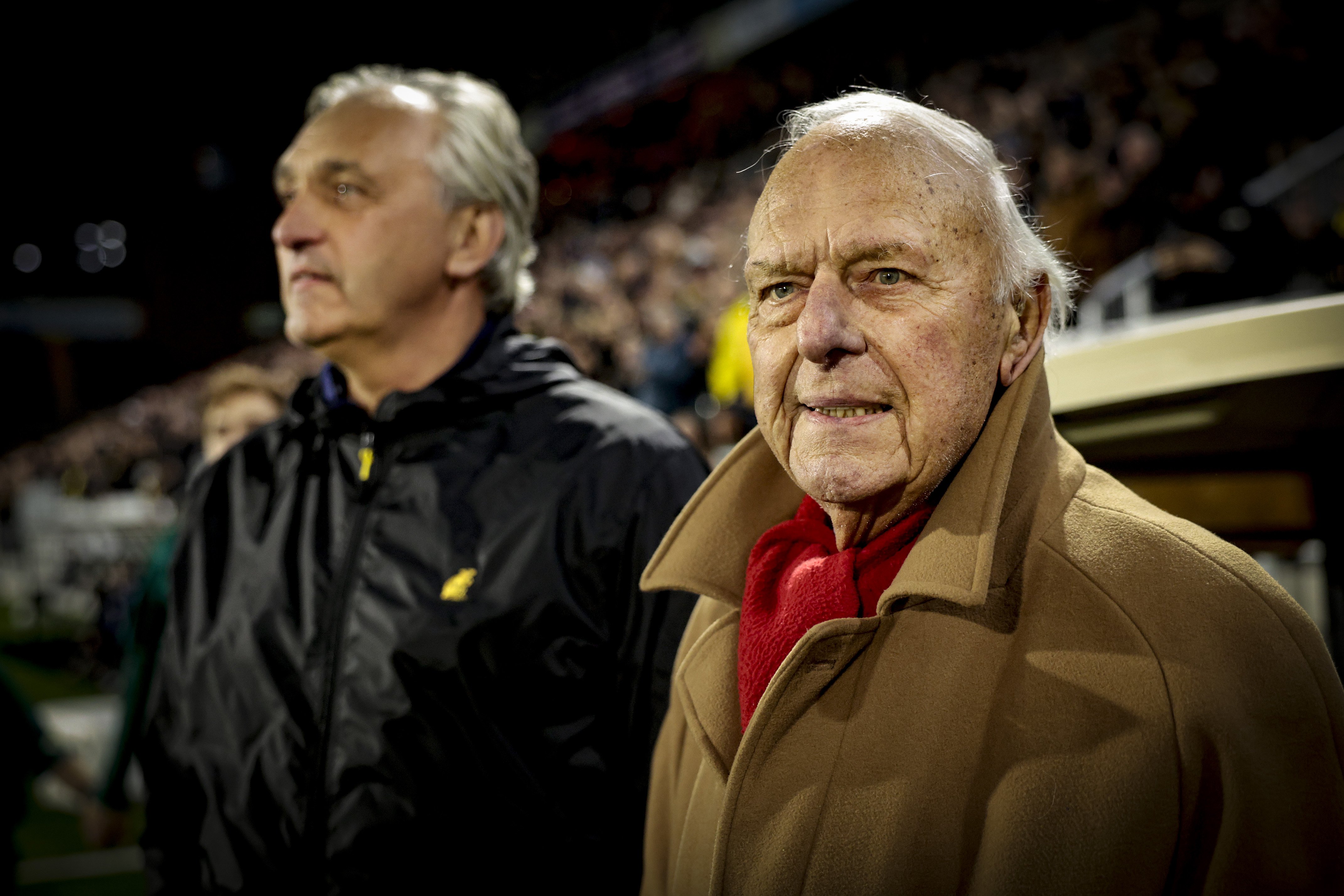 Bob Maaskant (rechts) samen met zoon Robert Maaskant langs de lijn. De voormalig NAC-trainer overleed op 88-jarige leeftijd en blijft onlosmakelijk verbonden aan het iconische Avondje NAC.