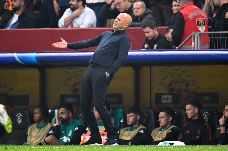 Arne Slot was tegen Galatasaray mikpunt van kritiek door hoe hij zich langs de zijlijn gedroeg.