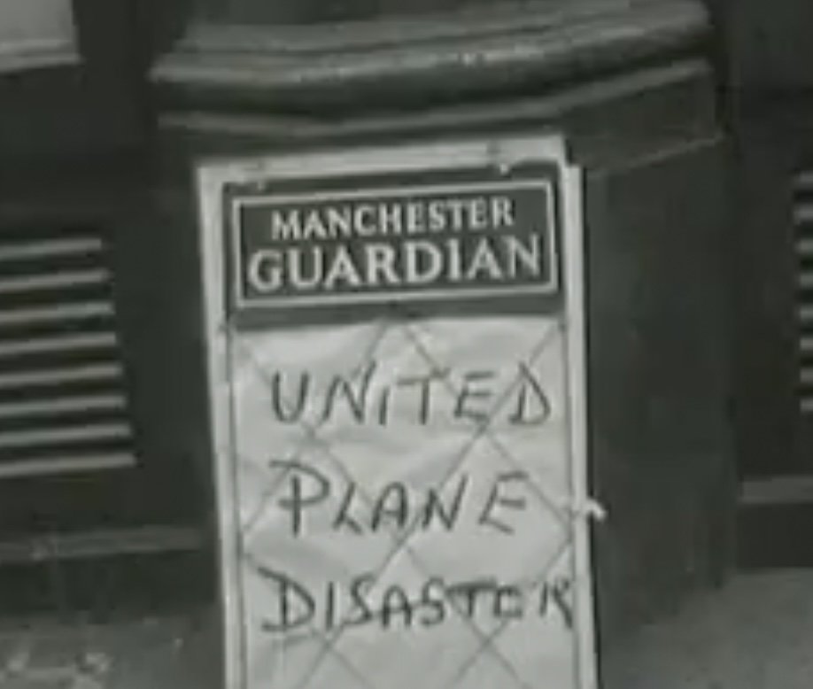 Een krantenbord van de Manchester Guardian met de handgeschreven woorden ‘United Plane Disaster’. Het moment waarop het nieuws van München 1958 de stad bereikt en voetbal abrupt plaatsmaakt voor on