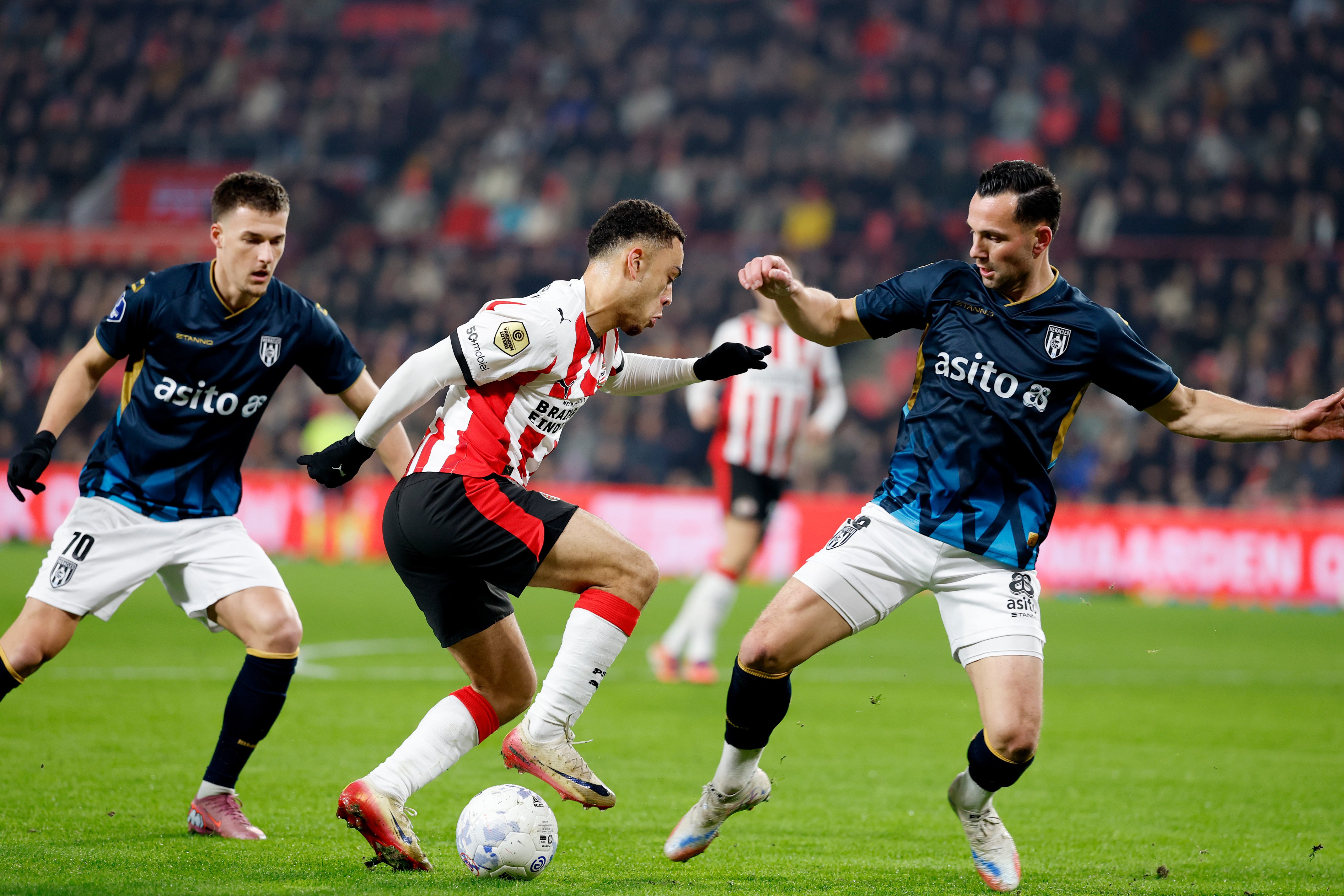 PSV scoort opnieuw vanaf de stip: Vroege kerstcadeautjes voor PSV weer