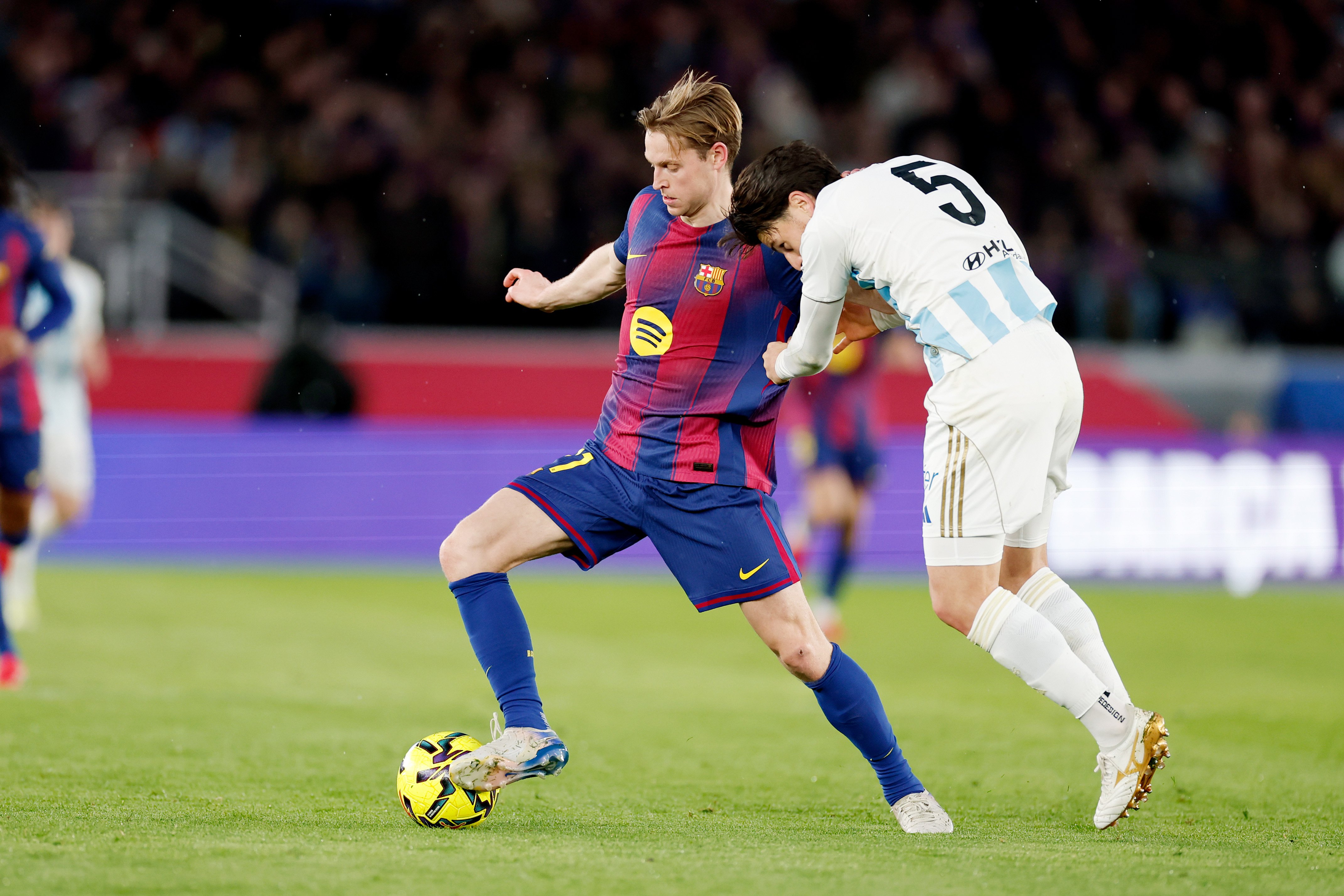 Frenkie de Jong is met FC Barcelona nog actief in Europa, op een moment dat Nederlandse clubs al zijn uitgeschakeld.