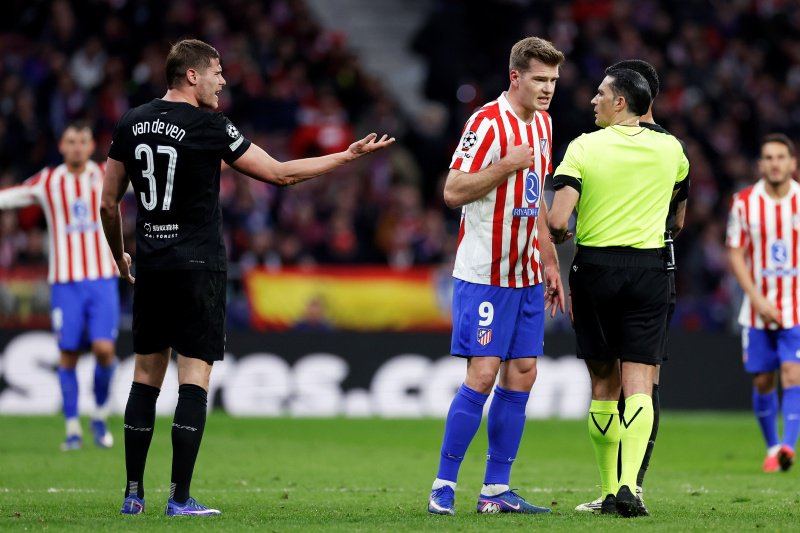 Micky van de Ven doet zijn beklag tegen Atletico