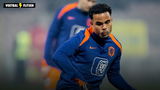 Fan probeert Kluivert af te leiden.