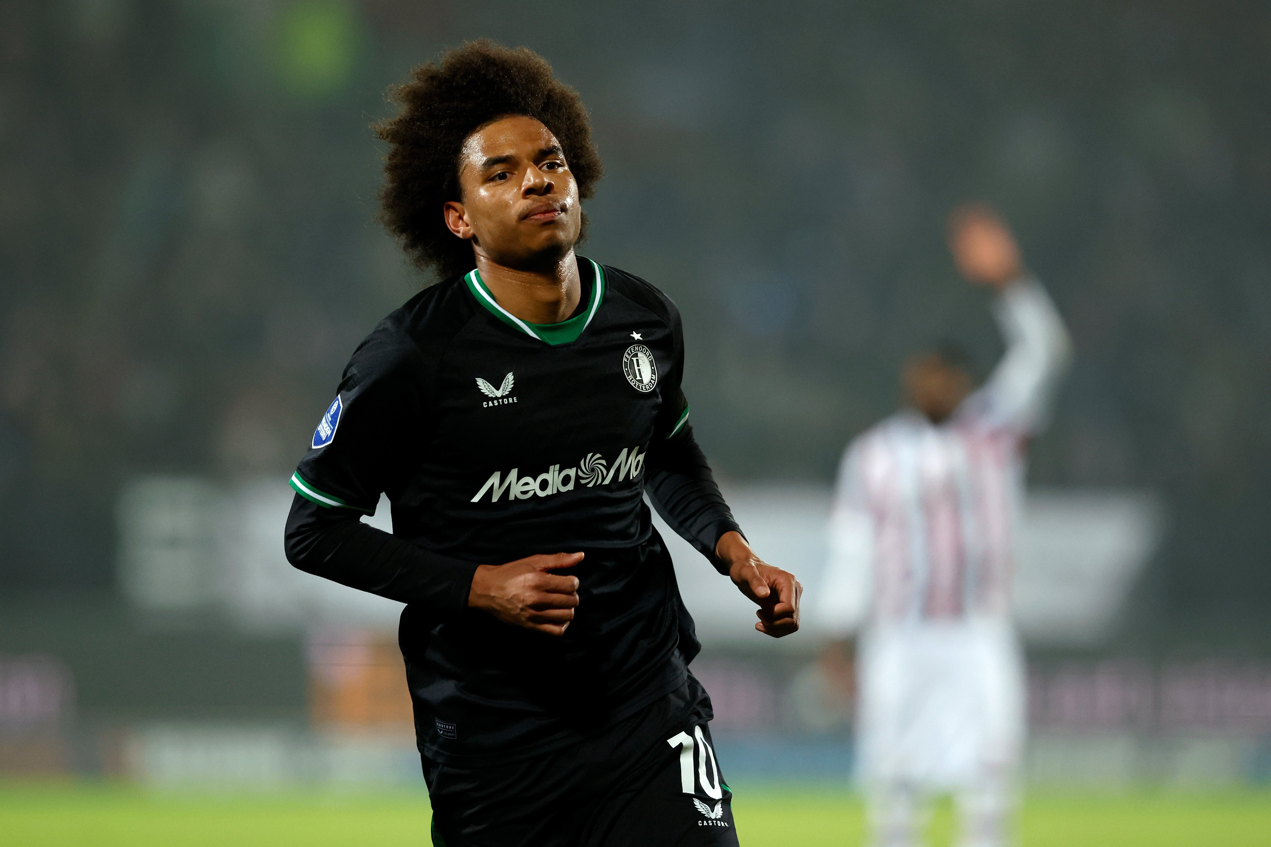 Calvin Stengs staat in de belangstelling van Pisa en Leicester City, terwijl Feyenoord wil meewerken aan een transfer.