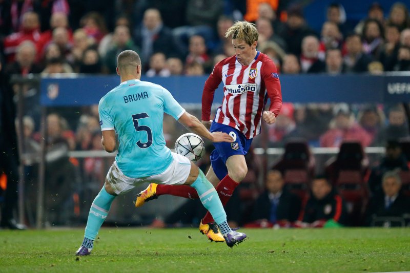 Fernando Torres probeert Jeffrey Bruma te passeren. 