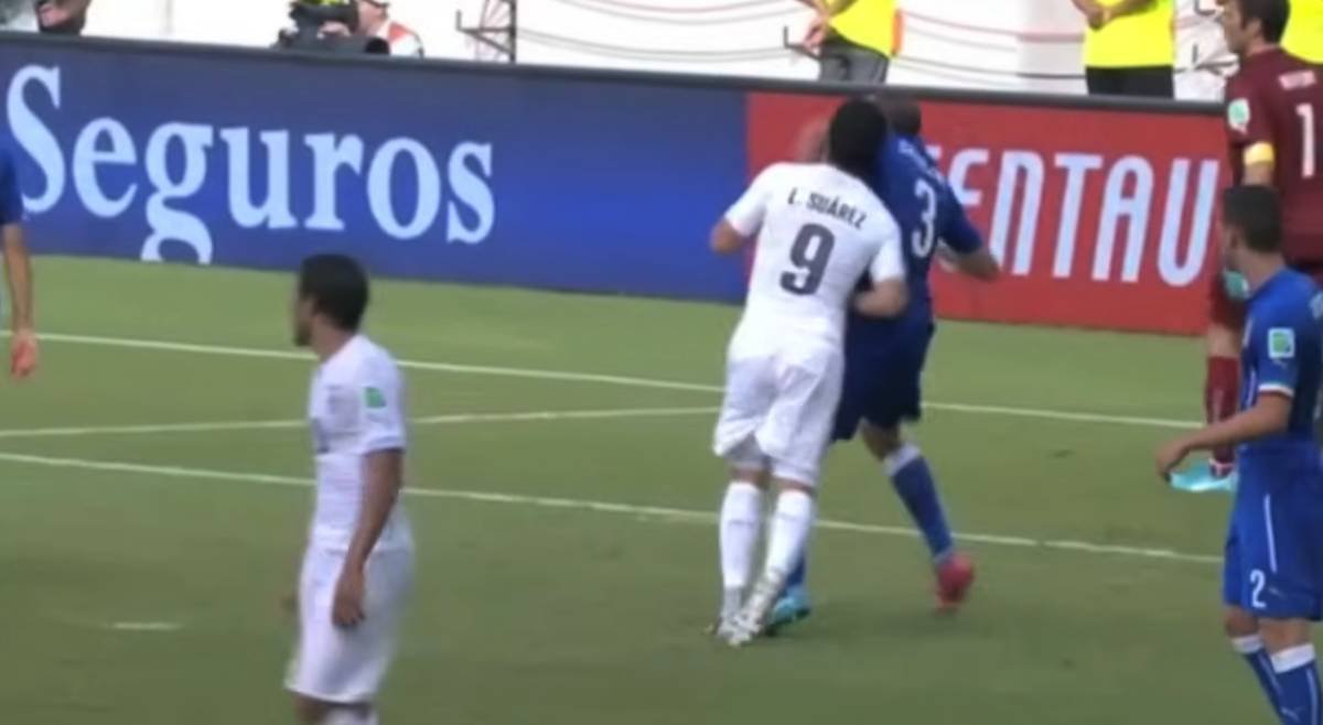 Suarez bijt Chiellini op WK