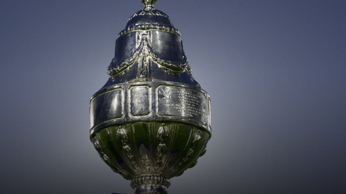 De KNVB presenteert een nieuwe beker voor de beste amateurclub in het toernooi, de ‘blauwe Dennenappel’.