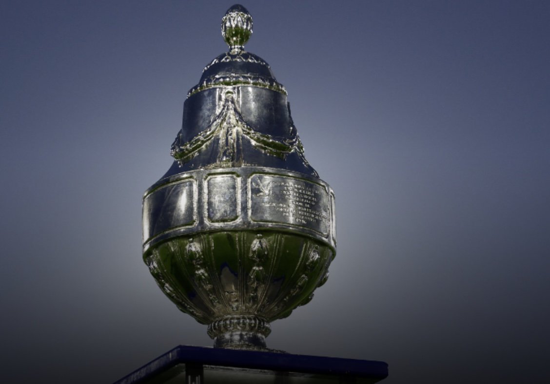 De KNVB presenteert een nieuwe beker voor de beste amateurclub in het toernooi, de ‘blauwe Dennenappel’.