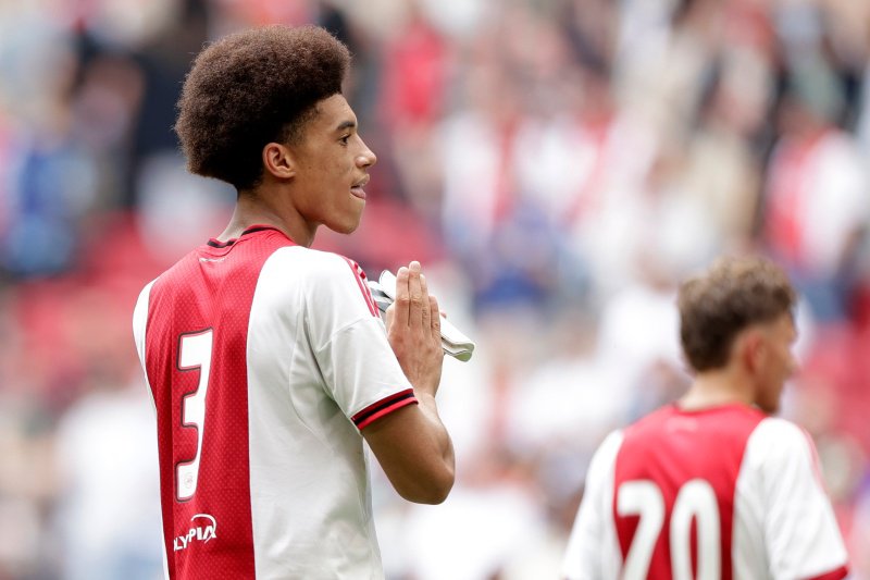 Het is open huis bij Ajax X reageert op fouten Ajax