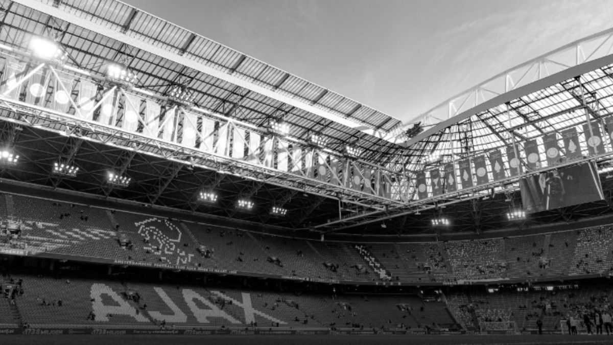 Ajax-supporters brengen zaterdag een eerbetoon aan de overleden fan Patrick Overeem in de Johan Cruijff ArenA.