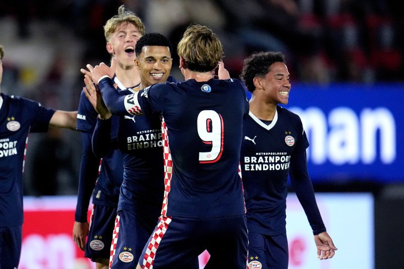 PSV in alarmmodus: Eintracht Frankfurt aast op groot Jong PSV-talent