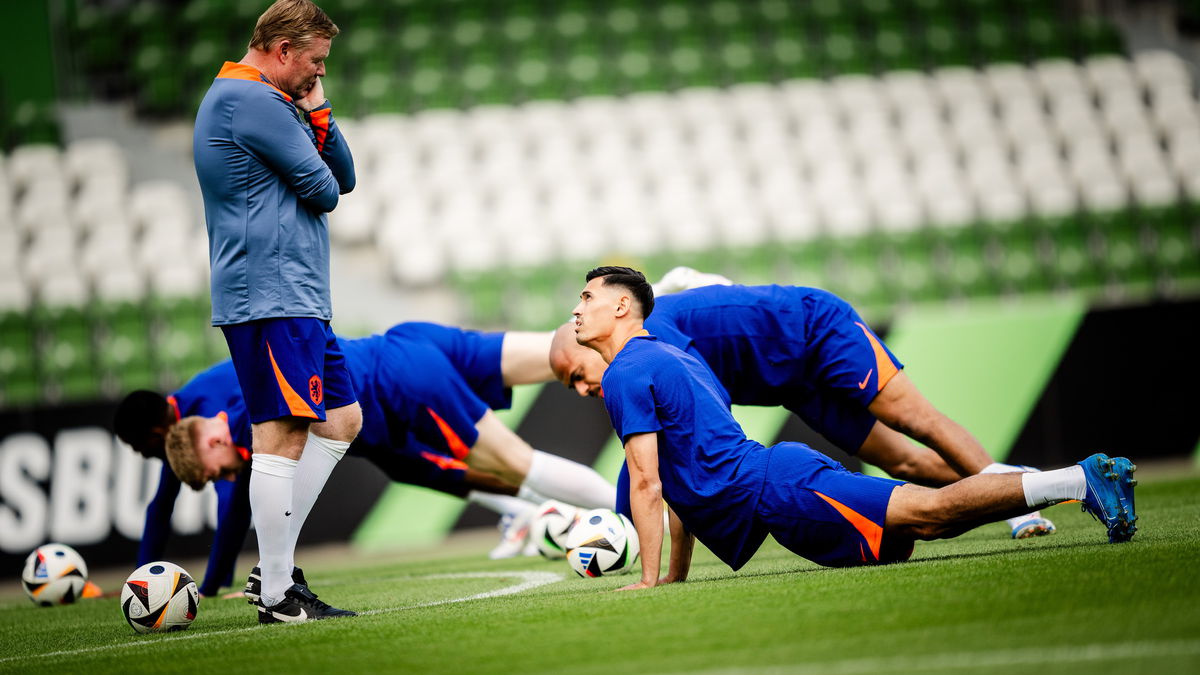 Ronald Koeman tijdens de training van Oranje in aanloop naar het WK-kwalificatieduel met Polen.