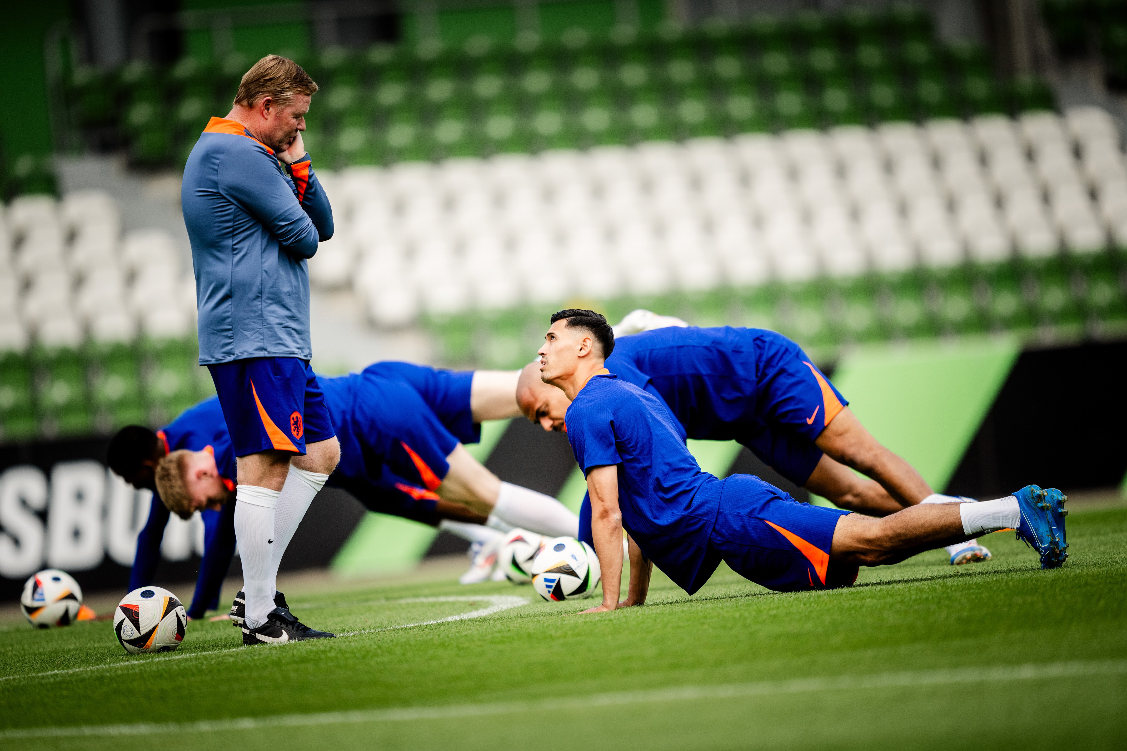 Ronald Koeman tijdens de training van Oranje in aanloop naar het WK-kwalificatieduel met Polen.