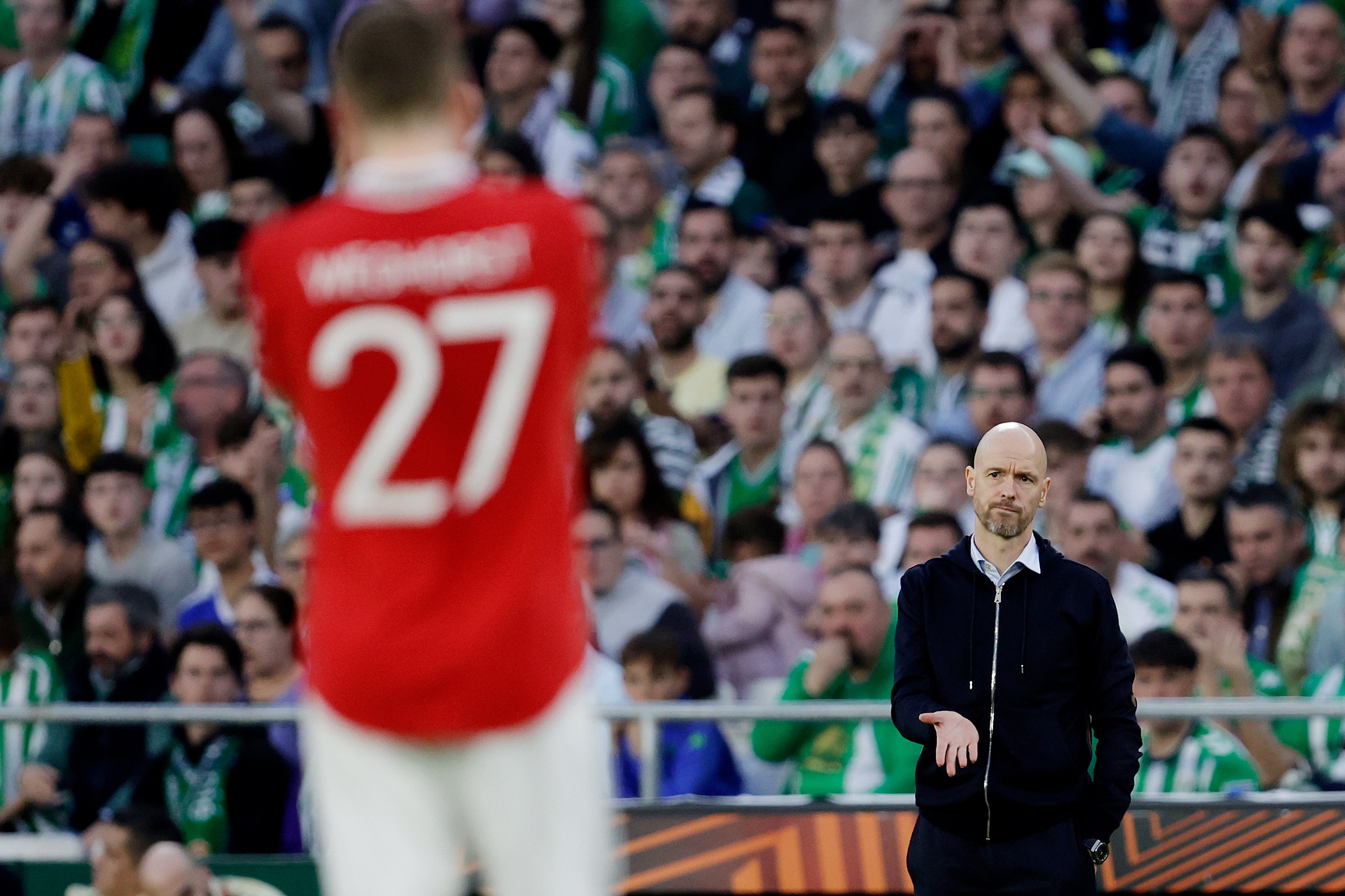 Erik ten Hag tijdens zijn periode als manager van Manchester United, waar hij onder hoge druk prijzen wist te winnen.