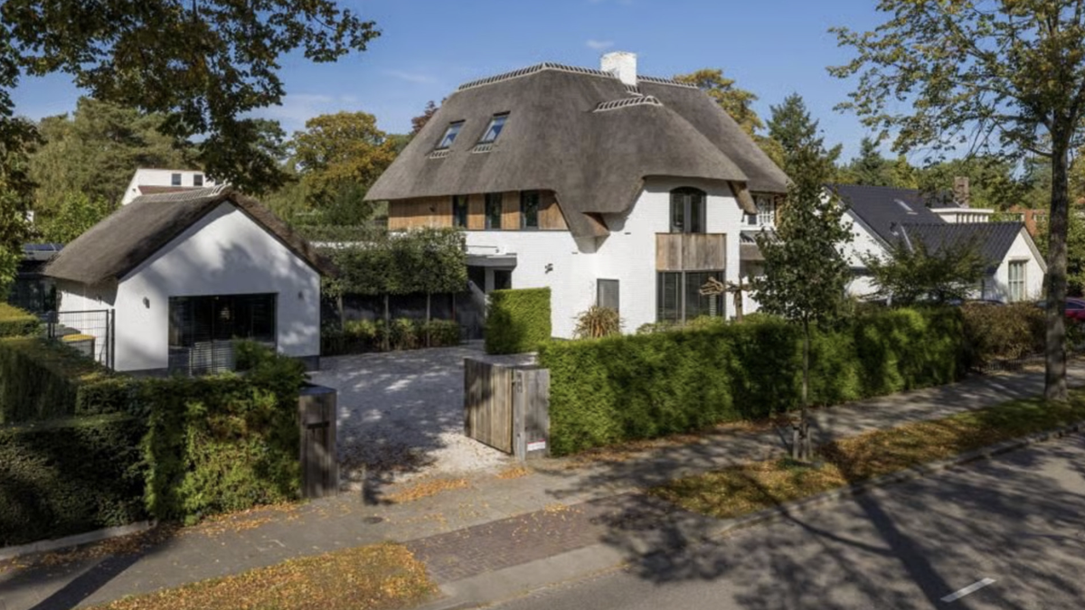 Noa Lang zet villa te koop