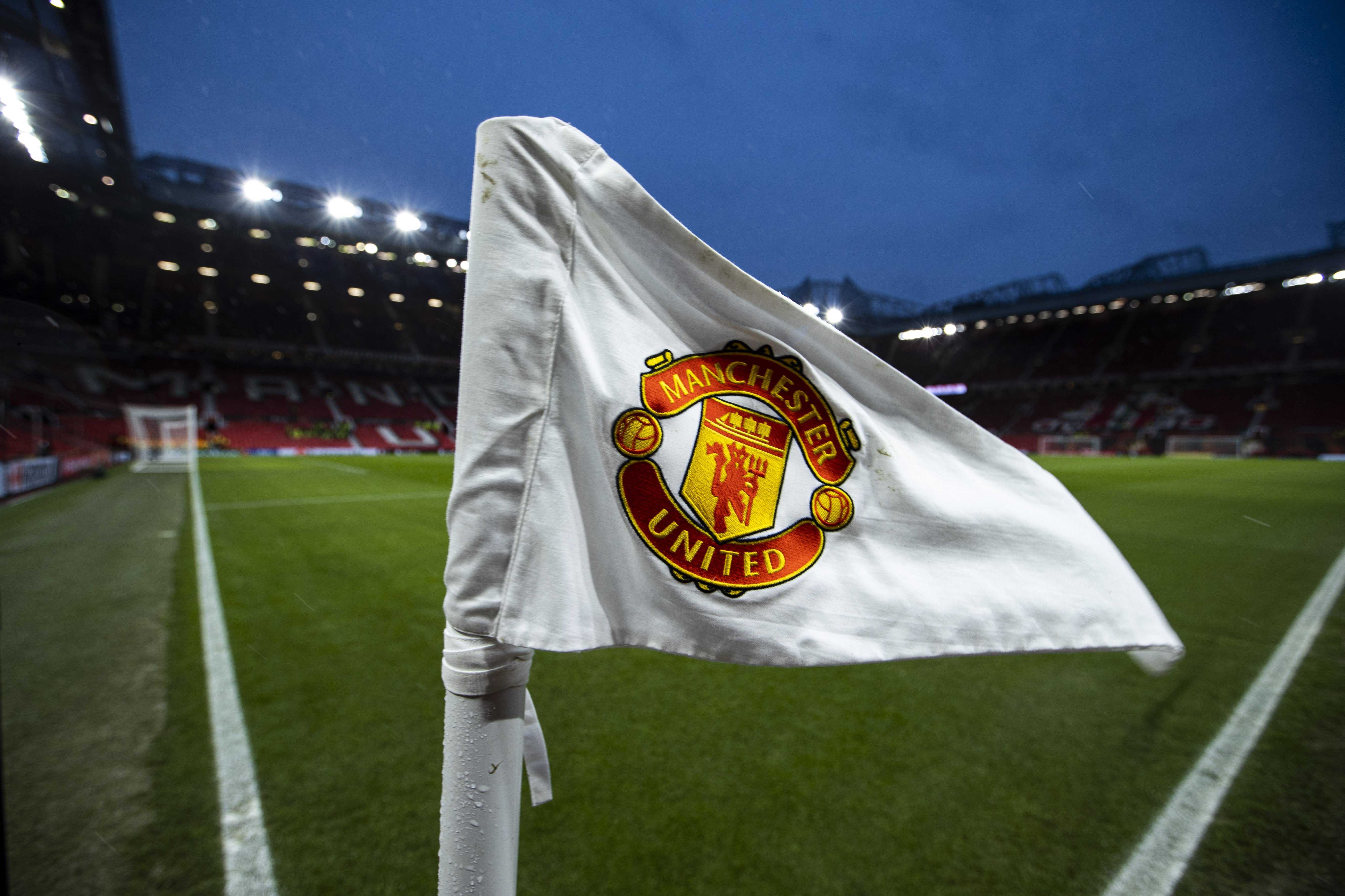Vrienden beleven de ultieme voetbalsfeer in een uitverkocht Old Trafford tijdens een onvergetelijke trip naar Manchester United.