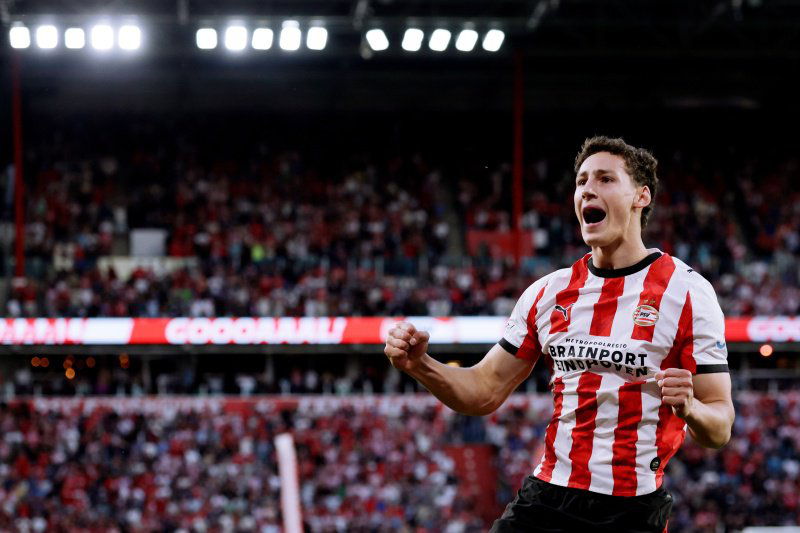 Van Bommel viert zijn goal